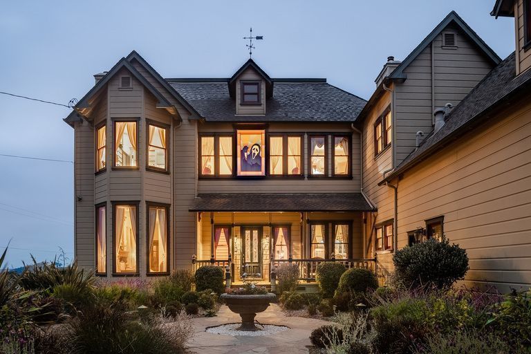 La casa original de la película SCREAM ahora está en Airbnb, pero no se preocupe ¡El Alguacil Dewey Riley será su  Anfitrión!